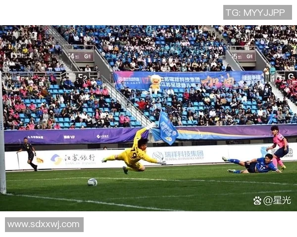 南京足球队在城市联赛中以63分稳居榜首展现强劲实力 南京足球队在城市联赛中以63分稳居榜首展现强劲实力