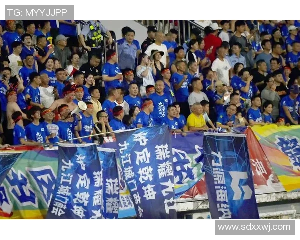 足球巨星告别赛场的感人瞬间与追忆往事的伤感视频合集