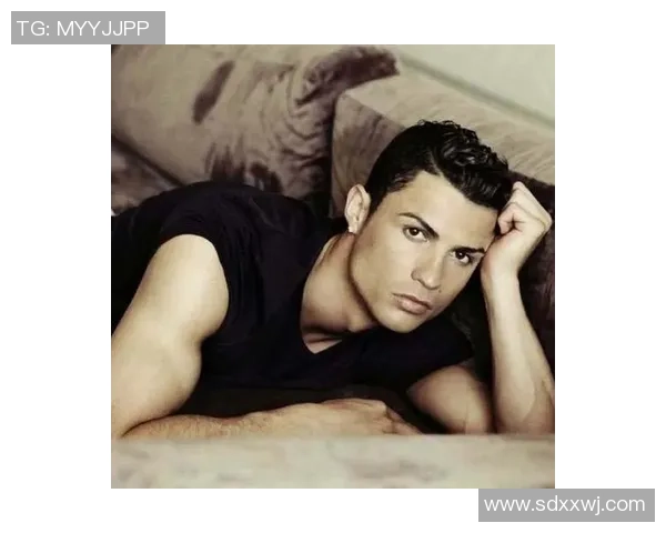 足球明星C罗羊毛卷发型揭秘时尚潮流与个人风格的完美结合 足球明星C罗羊毛卷发型揭秘时尚潮流与个人风格的完美结合